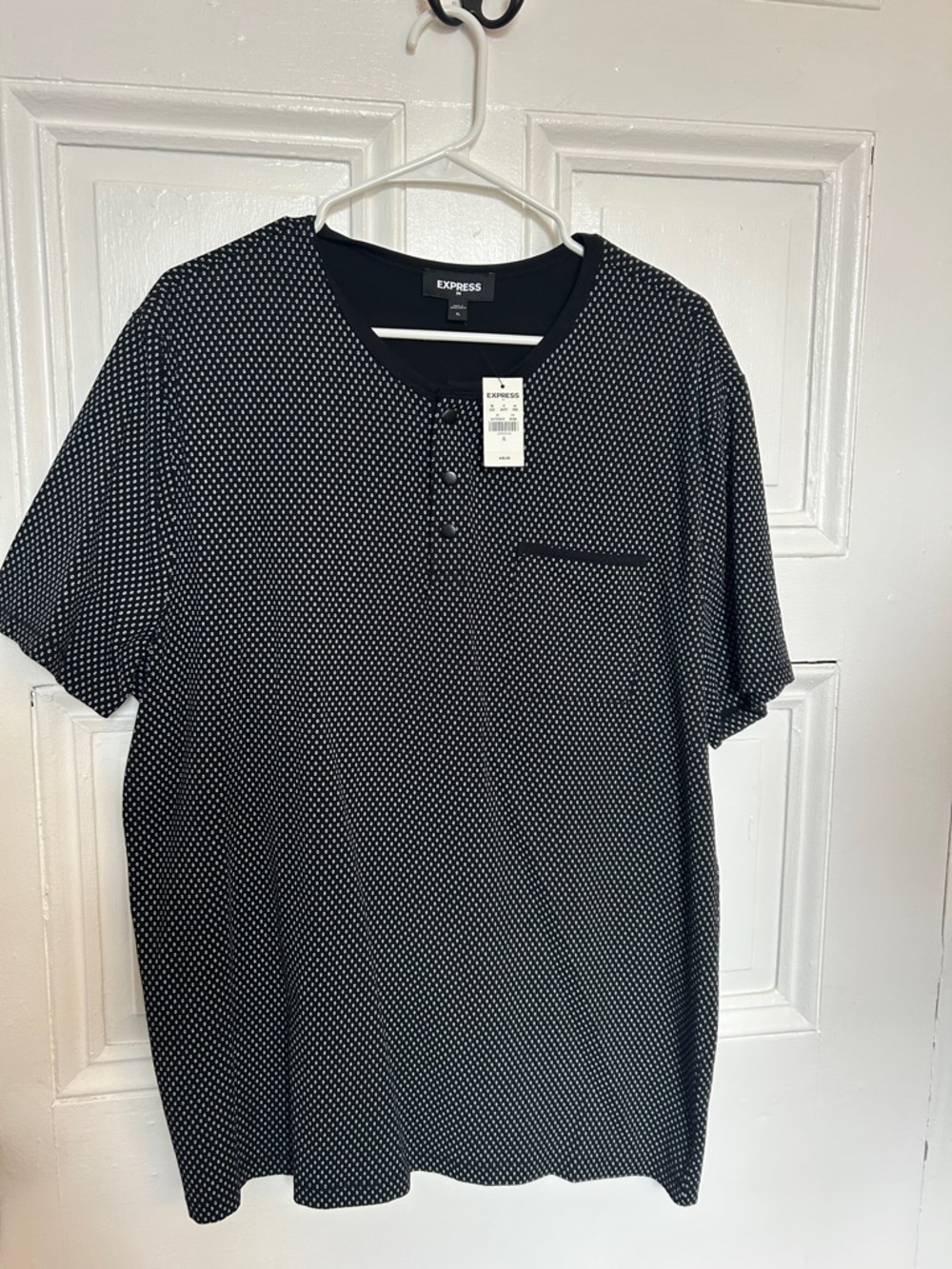 NWT Men’s Express Henley Button snap T-shirt Size XL Black and White